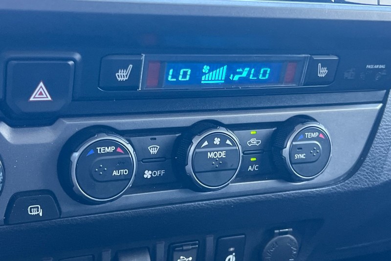Toyota Tacoma 4WD Vehicle Full-screen Gallery Image 19