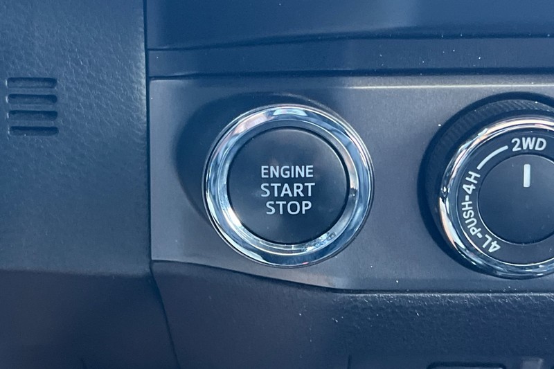 Toyota Tacoma 4WD Vehicle Full-screen Gallery Image 21