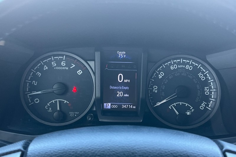 Toyota Tacoma 4WD Vehicle Full-screen Gallery Image 23