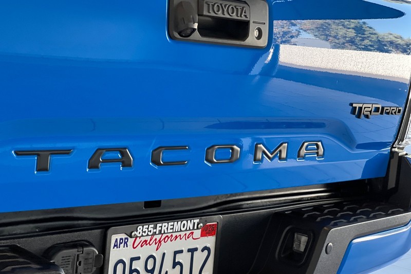 Toyota Tacoma 4WD Vehicle Full-screen Gallery Image 26