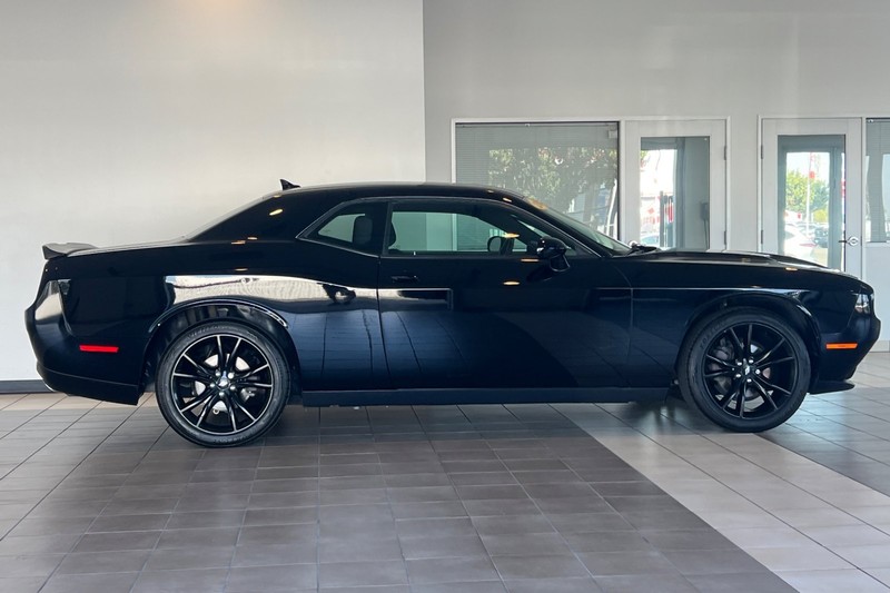 Dodge Challenger Vehicle Full-screen Gallery Image 03