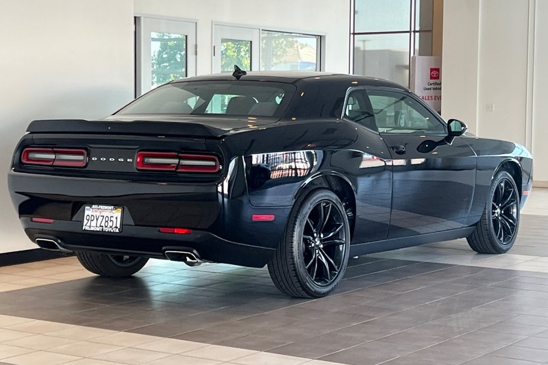 Dodge Challenger Vehicle Full-screen Gallery Image 04
