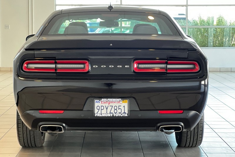 Dodge Challenger Vehicle Full-screen Gallery Image 05