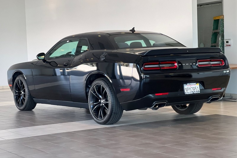 Dodge Challenger Vehicle Full-screen Gallery Image 06