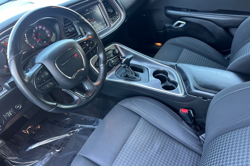 Dodge Challenger Vehicle Full-screen Gallery Image 10