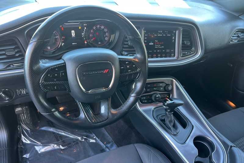 Dodge Challenger Vehicle Full-screen Gallery Image 13