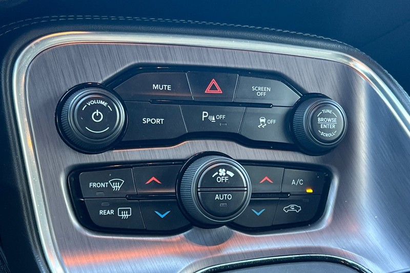 Dodge Challenger Vehicle Full-screen Gallery Image 20