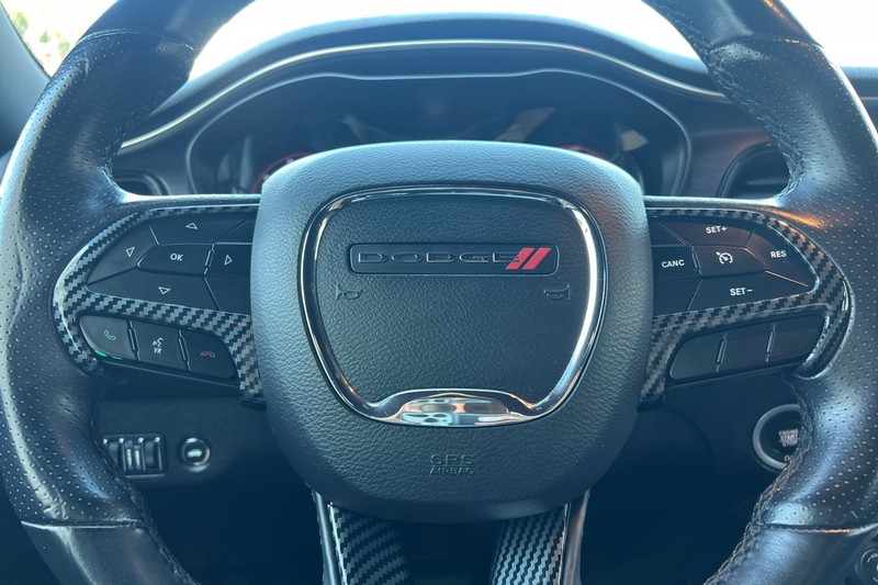 Dodge Challenger Vehicle Full-screen Gallery Image 23