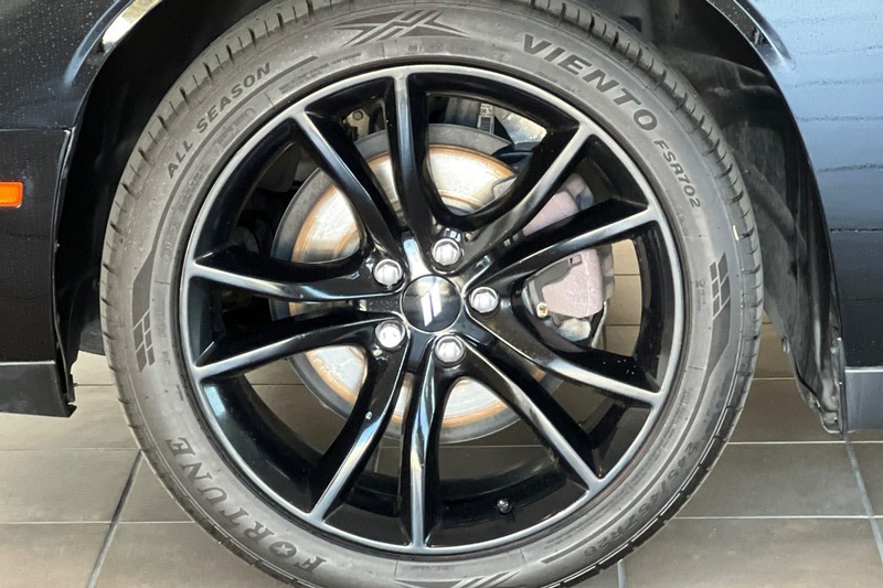 Dodge Challenger Vehicle Full-screen Gallery Image 26