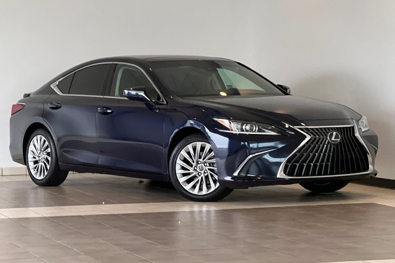 Lexus ES Vehicle Full-screen Gallery Image 02