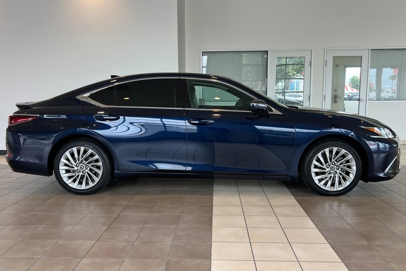 Lexus ES Vehicle Full-screen Gallery Image 03