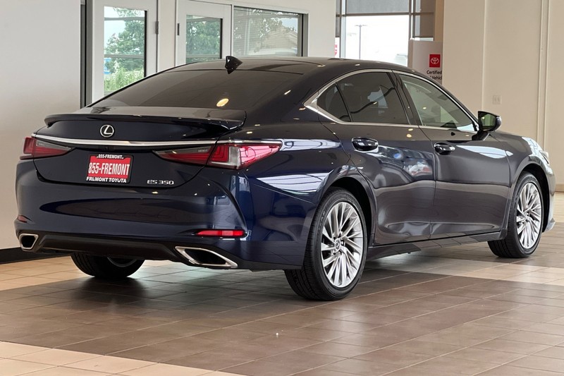 Lexus ES Vehicle Full-screen Gallery Image 04