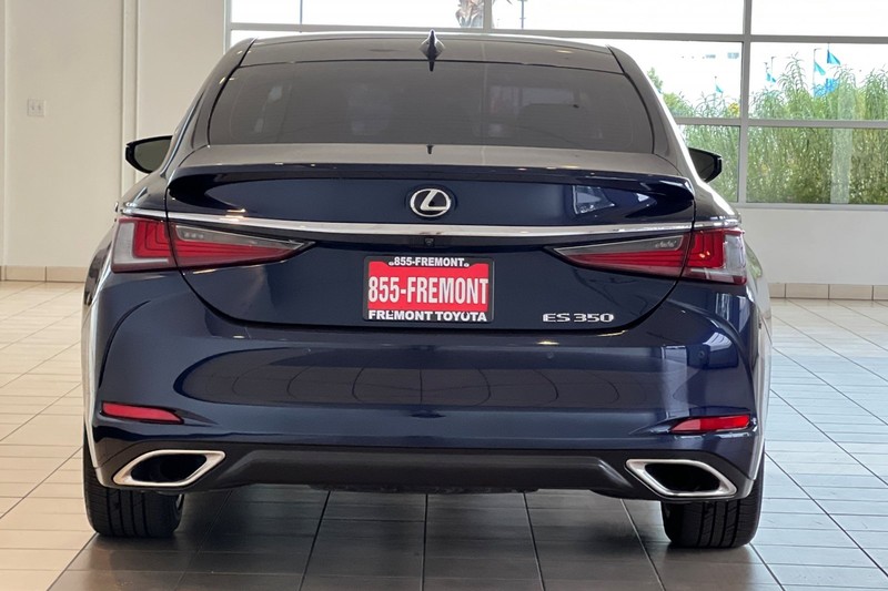 Lexus ES Vehicle Full-screen Gallery Image 05