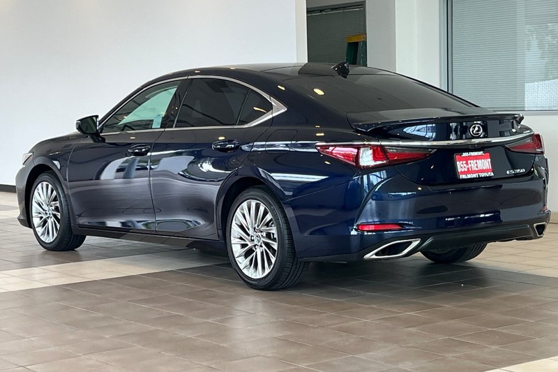 Lexus ES Vehicle Full-screen Gallery Image 06