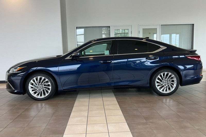 Lexus ES Vehicle Full-screen Gallery Image 07