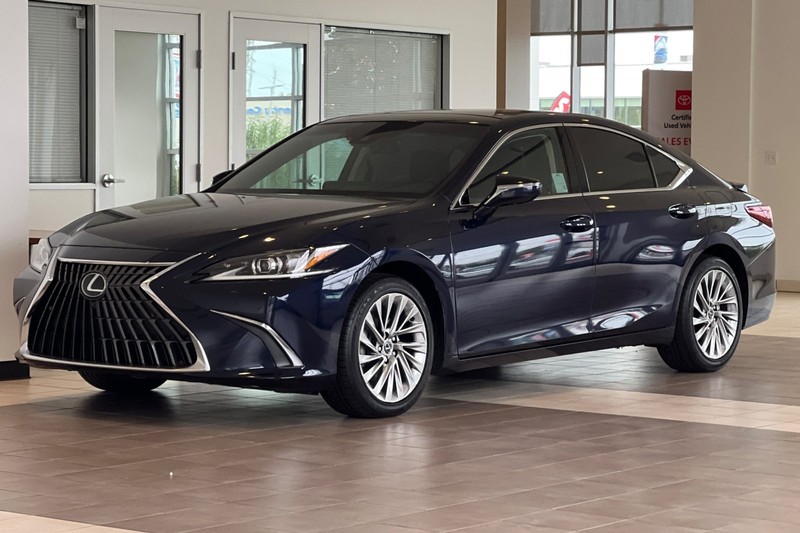 Lexus ES Vehicle Full-screen Gallery Image 08