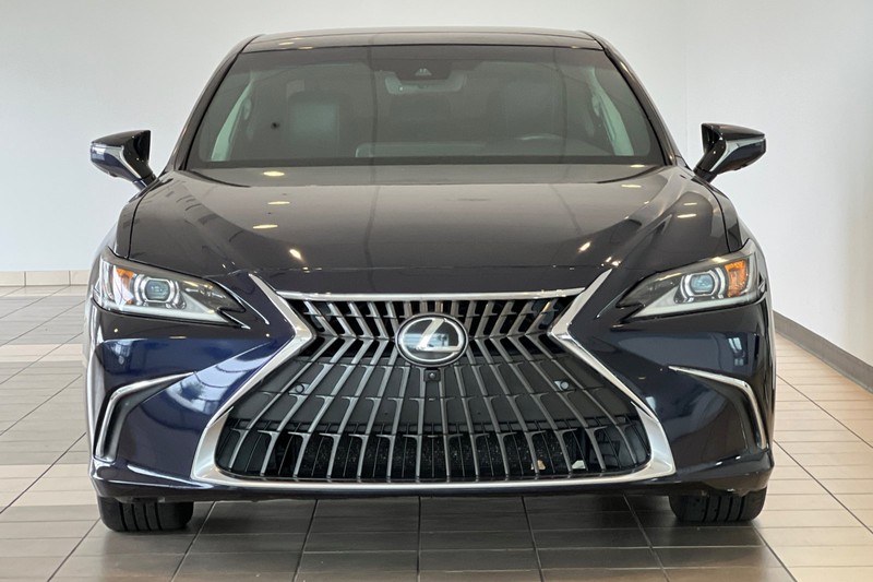 Lexus ES Vehicle Full-screen Gallery Image 09
