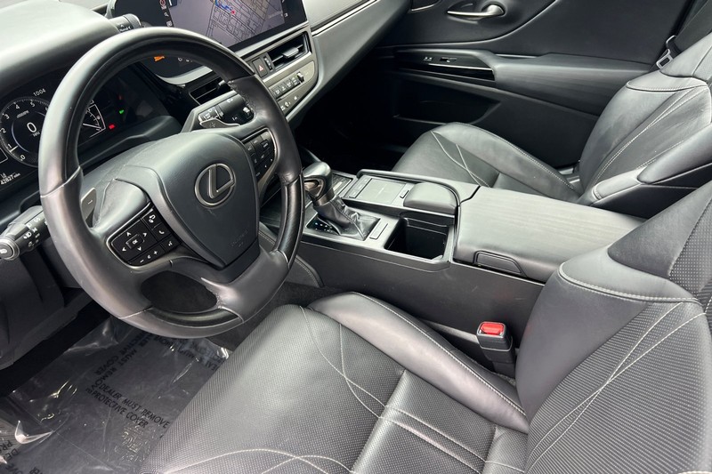 Lexus ES Vehicle Full-screen Gallery Image 10