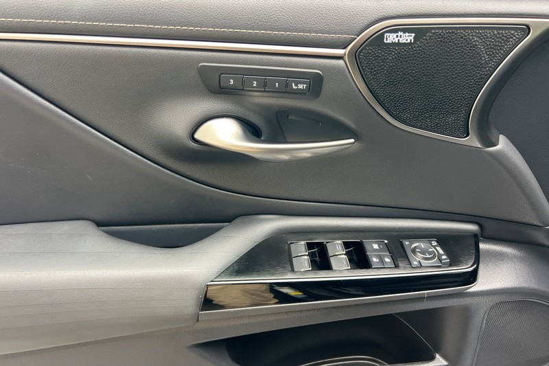 Lexus ES Vehicle Full-screen Gallery Image 11