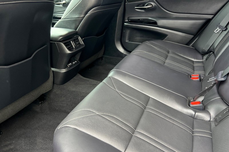 Lexus ES Vehicle Full-screen Gallery Image 12