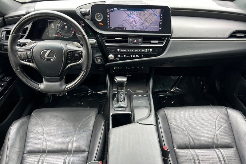 Lexus ES Vehicle Full-screen Gallery Image 13
