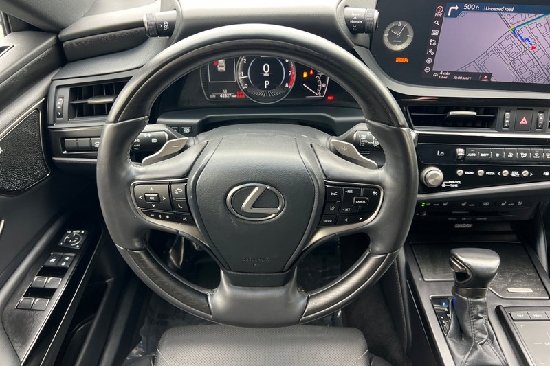Lexus ES Vehicle Full-screen Gallery Image 14
