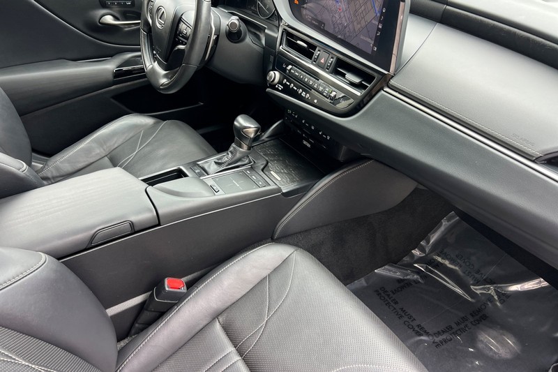 Lexus ES Vehicle Full-screen Gallery Image 15