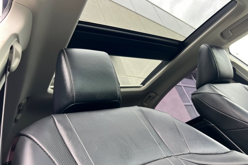 Lexus ES Vehicle Full-screen Gallery Image 16