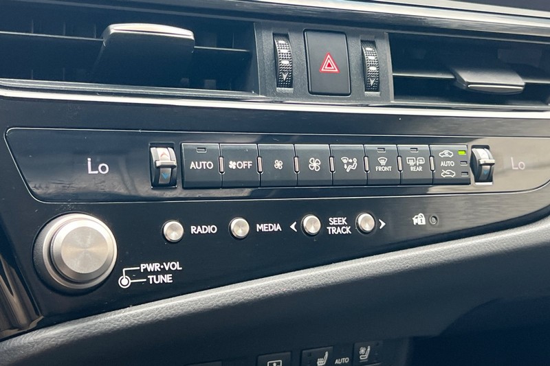 Lexus ES Vehicle Full-screen Gallery Image 20