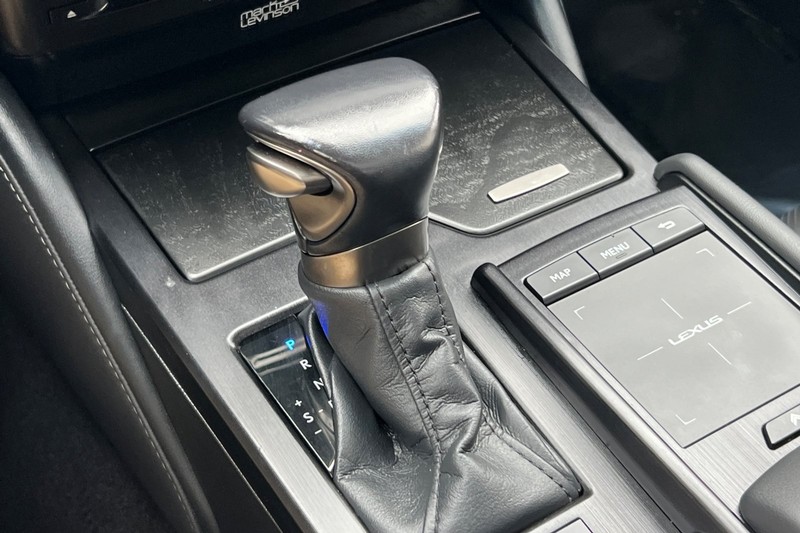 Lexus ES Vehicle Full-screen Gallery Image 21