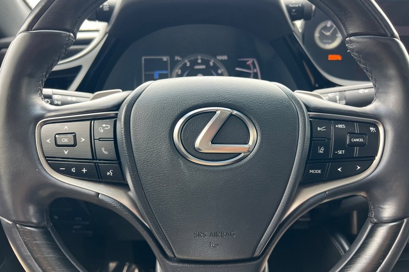 Lexus ES Vehicle Full-screen Gallery Image 23