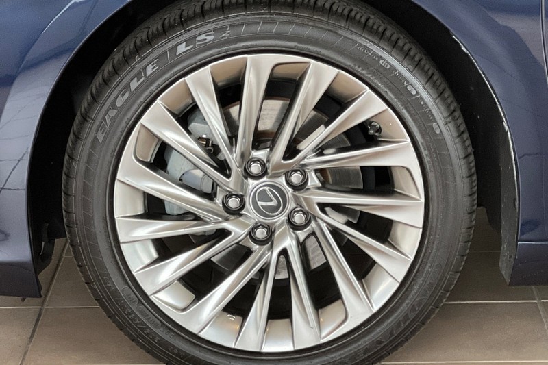 Lexus ES Vehicle Full-screen Gallery Image 26