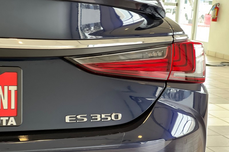 Lexus ES Vehicle Full-screen Gallery Image 27