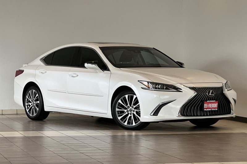 Lexus ES Vehicle Full-screen Gallery Image 02