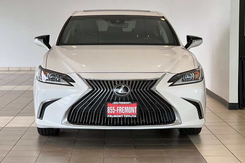 Lexus ES Vehicle Full-screen Gallery Image 09