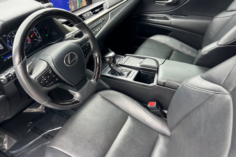 Lexus ES Vehicle Full-screen Gallery Image 10