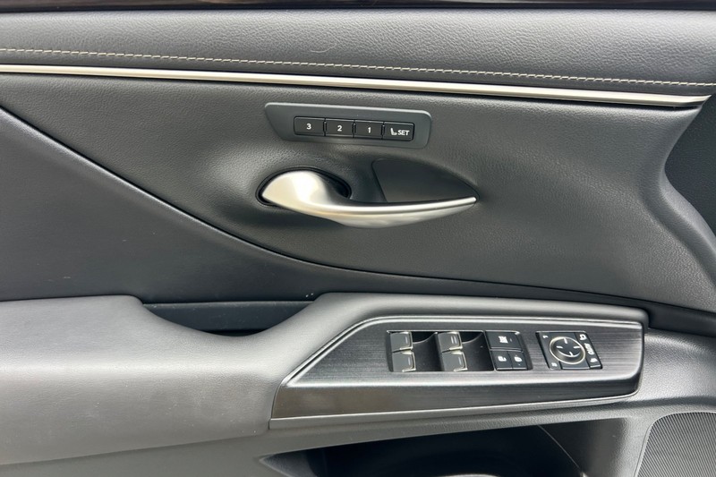 Lexus ES Vehicle Full-screen Gallery Image 11