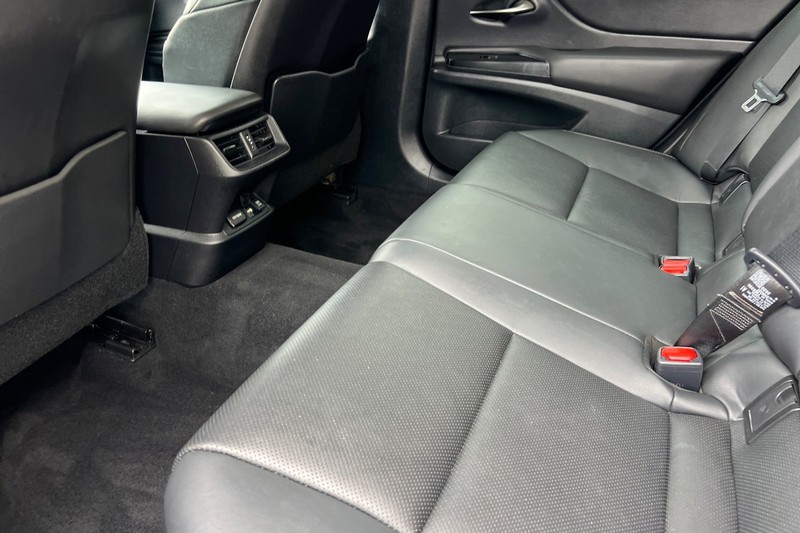 Lexus ES Vehicle Full-screen Gallery Image 12