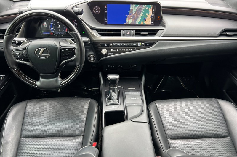 Lexus ES Vehicle Full-screen Gallery Image 13