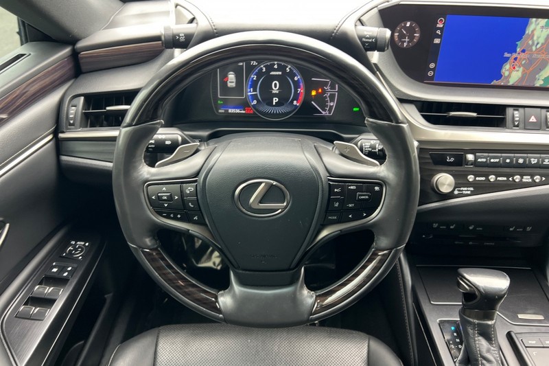 Lexus ES Vehicle Full-screen Gallery Image 14
