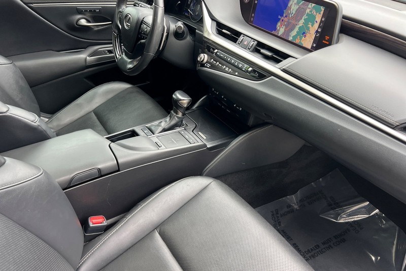 Lexus ES Vehicle Full-screen Gallery Image 15