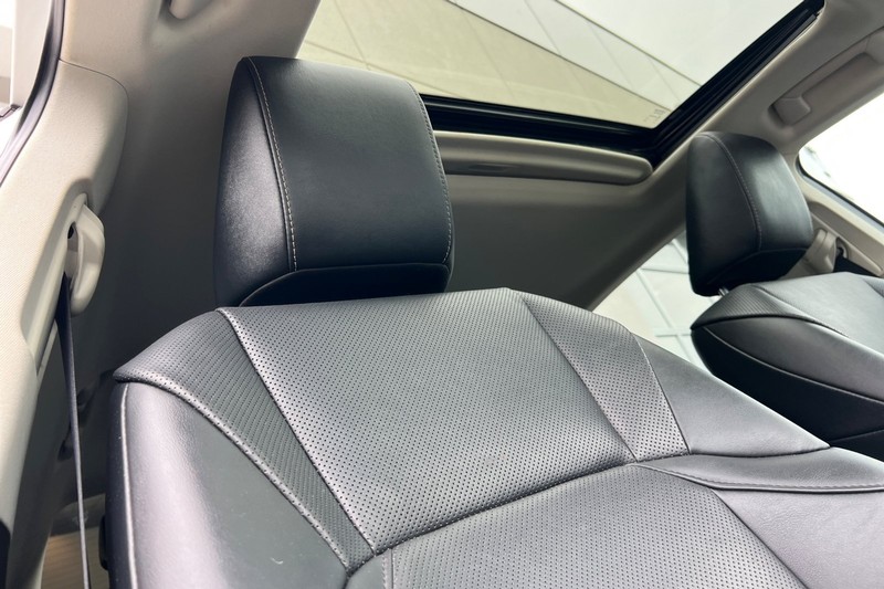 Lexus ES Vehicle Full-screen Gallery Image 16