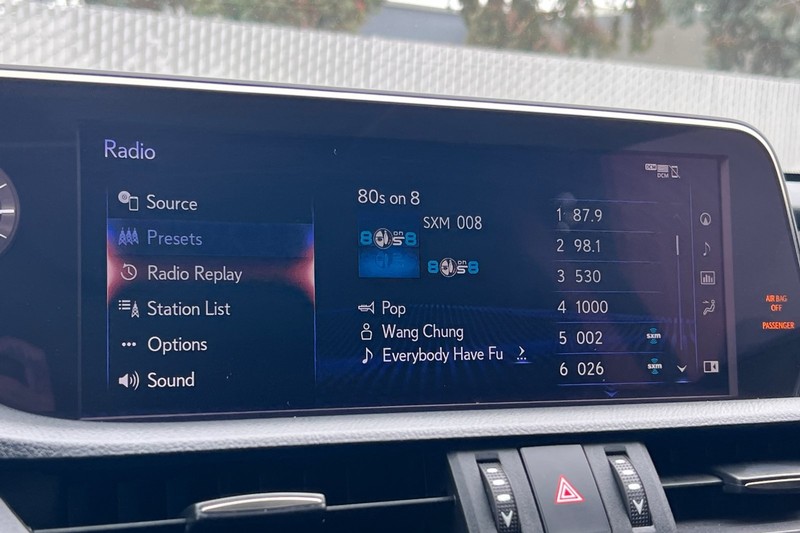 Lexus ES Vehicle Full-screen Gallery Image 17