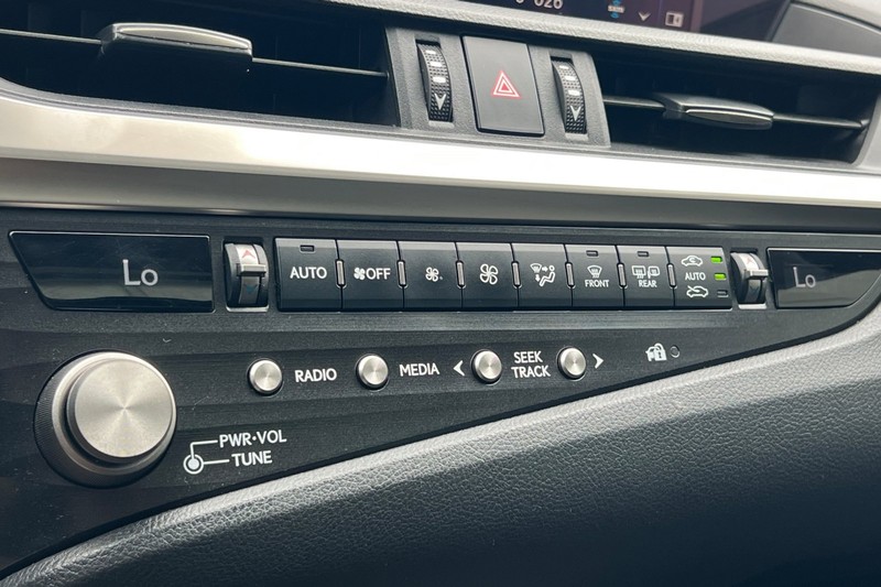 Lexus ES Vehicle Full-screen Gallery Image 20