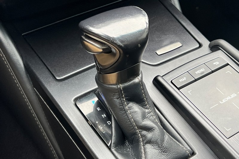 Lexus ES Vehicle Full-screen Gallery Image 21