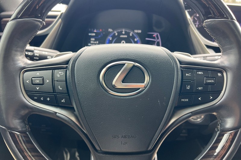 Lexus ES Vehicle Full-screen Gallery Image 23