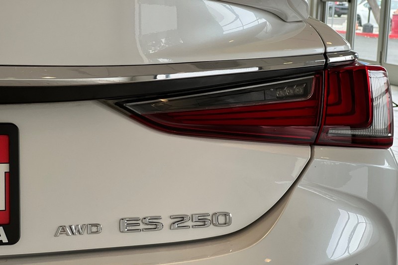 Lexus ES Vehicle Full-screen Gallery Image 27
