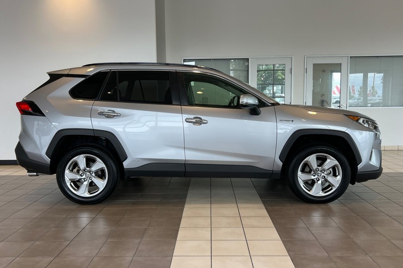 Toyota RAV4 Hybrid Vehicle Full-screen Gallery Image 03