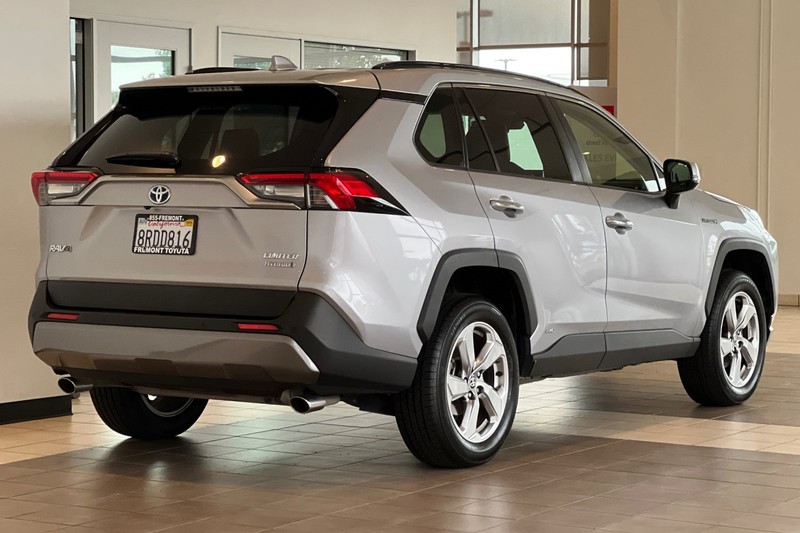 Toyota RAV4 Hybrid Vehicle Full-screen Gallery Image 04