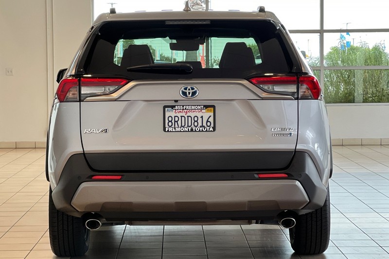 Toyota RAV4 Hybrid Vehicle Full-screen Gallery Image 05